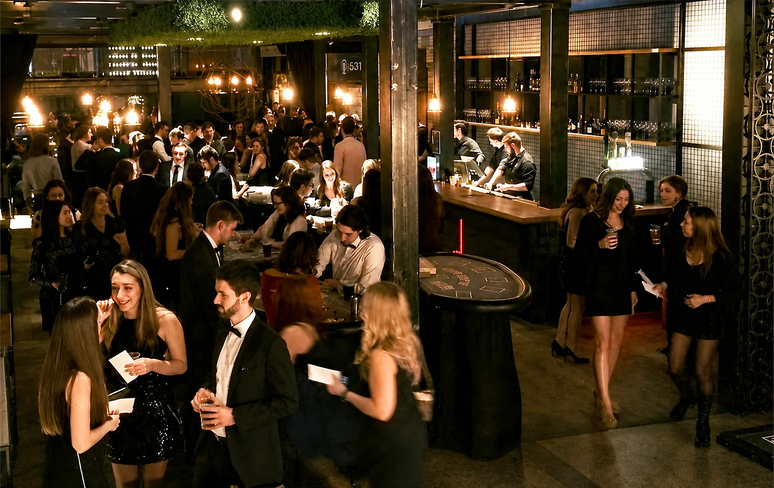 Grande soirée casino dans un espace lounge avec plusieurs tables en activité