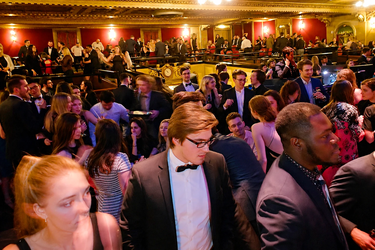 Invités élégants réunis lors d’un gala